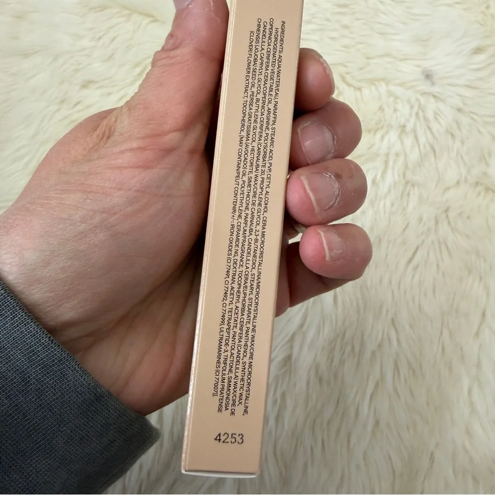 Burberry Beyond Volume long-wear mascara 01 intense black